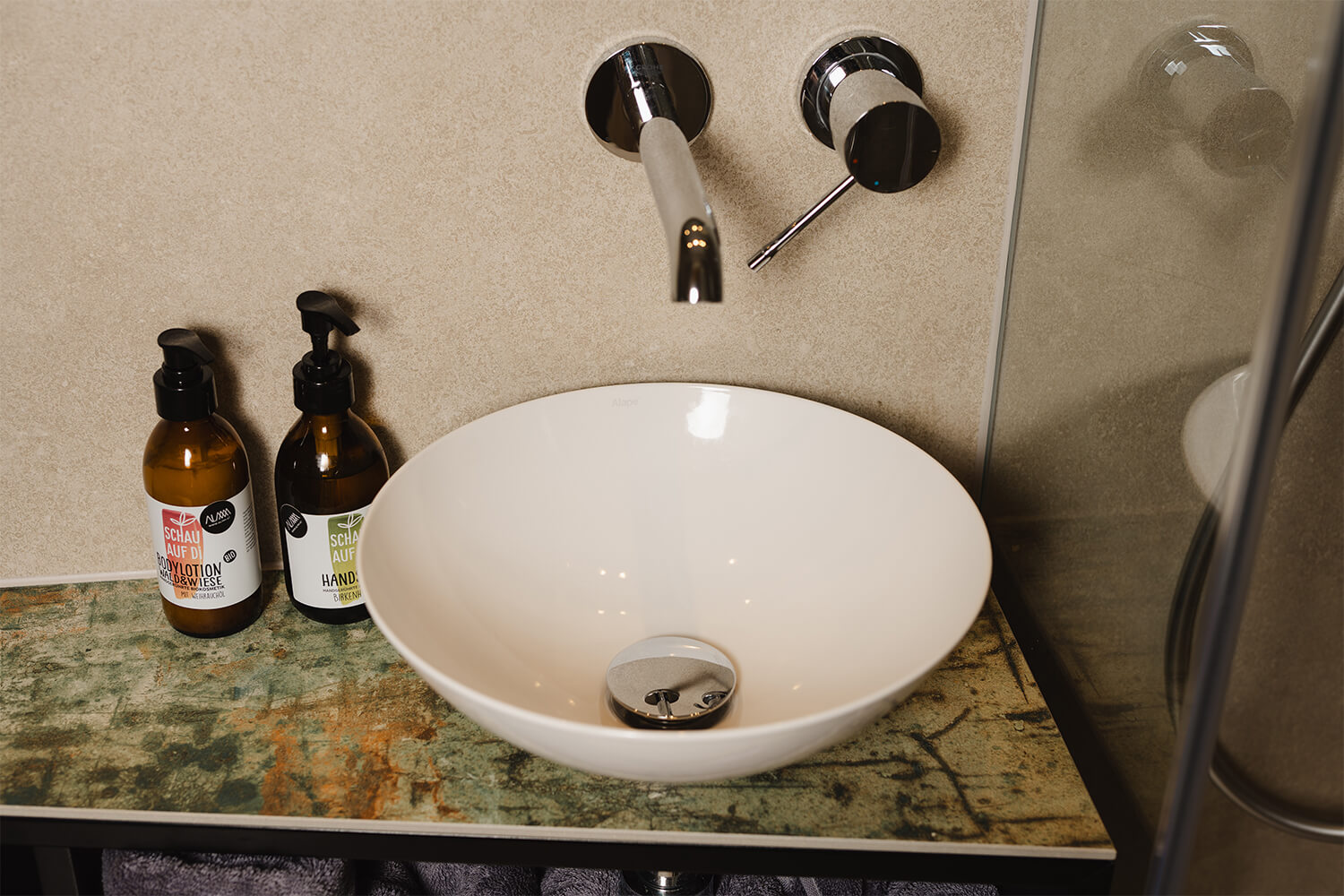 Modernes Badezimmer im individuell konfigurierten Tiny Haus von WOLF Haus mit rundem Aufsatzwaschbecken, Armatur, Seifenspendern und Dusche